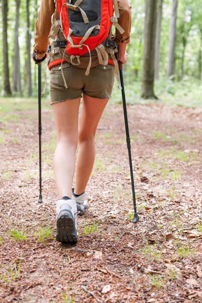 No es estrictamente necesario, pero puede ser útil solicitar ayuda de instructor para practicar la marcha nórdica especialmente para los principiantes.