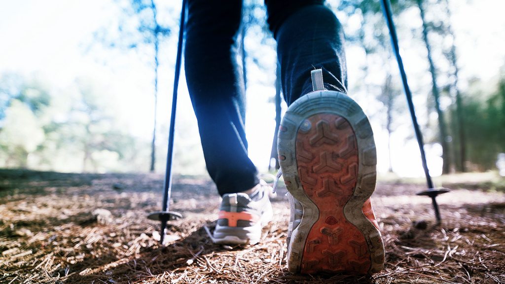 La marcha nórdica es una forma de ejercicio de bajo impacto que ofrece numerosos beneficios para la salud y la aptitud física.